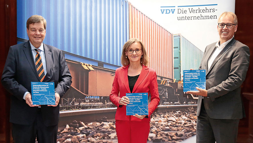 Vorstellung der Studie zum Schienengüterverkehr: DB-Cargo-Chefin Sigrid Nikutta mit Staatssekretär Enak Ferlemann (l.) und VDV-Vizepräsident Joachim Berends. 
